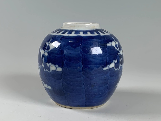 古玩陶瓷清晚期·青花留白冰梅紋罐真品鑒賞圖