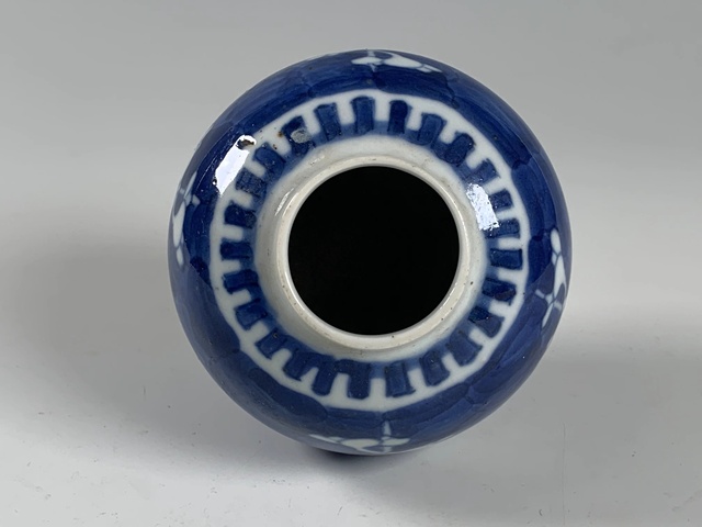 古玩陶瓷清晚期·青花留白冰梅紋罐真品鑒賞圖