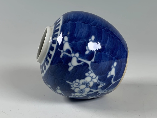 古玩陶瓷清晚期·青花留白冰梅紋罐真品鑒賞圖