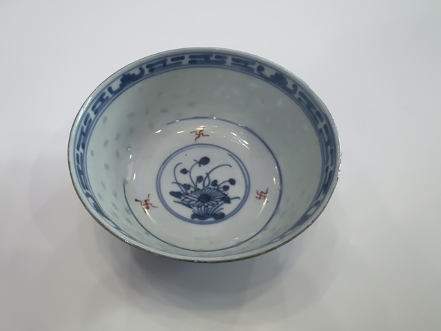 古玩陶瓷玩玉款玲瓏瓷青花加彩小碗真品鑒賞圖