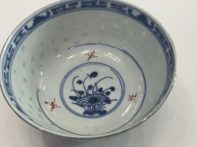 古玩陶瓷玩玉款玲瓏瓷青花加彩小碗真品鑒賞圖