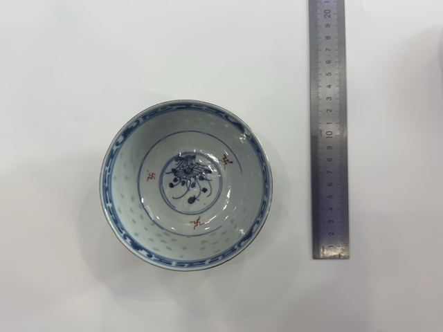 古玩陶瓷玩玉款玲瓏瓷青花加彩小碗真品鑒賞圖