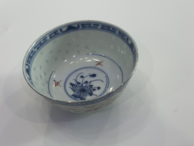 古玩陶瓷玩玉款玲瓏瓷青花加彩小碗真品鑒賞圖