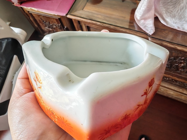 古玩陶瓷煙灰缸真品鑒賞圖