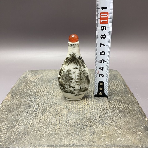 古玩陶瓷山水紋鼻煙壺真品鑒賞圖