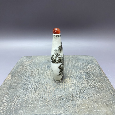 古玩陶瓷山水紋鼻煙壺真品鑒賞圖