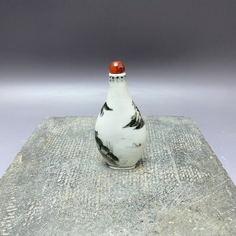 古玩陶瓷山水紋鼻煙壺真品鑒賞圖