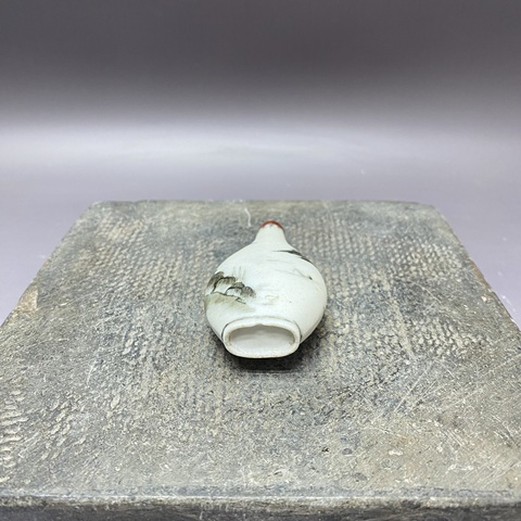 古玩陶瓷山水紋鼻煙壺真品鑒賞圖