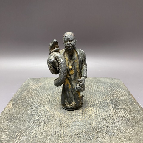 古玩陶瓷錫制訓蛇人物擺件真品鑒賞圖