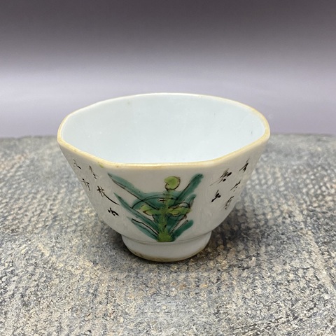古玩陶瓷花卉詩(shī)紋粉彩八角杯真品鑒賞圖