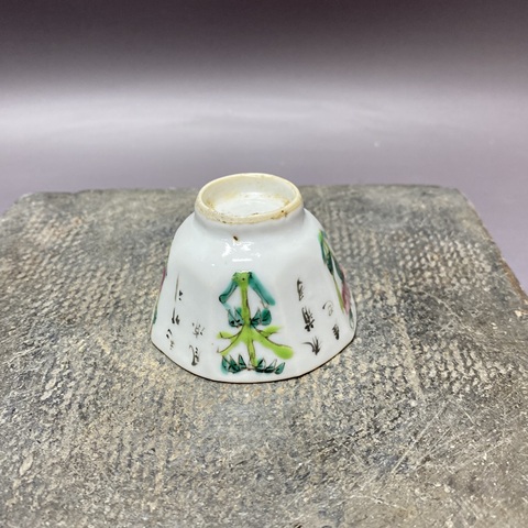 古玩陶瓷花卉詩(shī)紋粉彩八角杯真品鑒賞圖