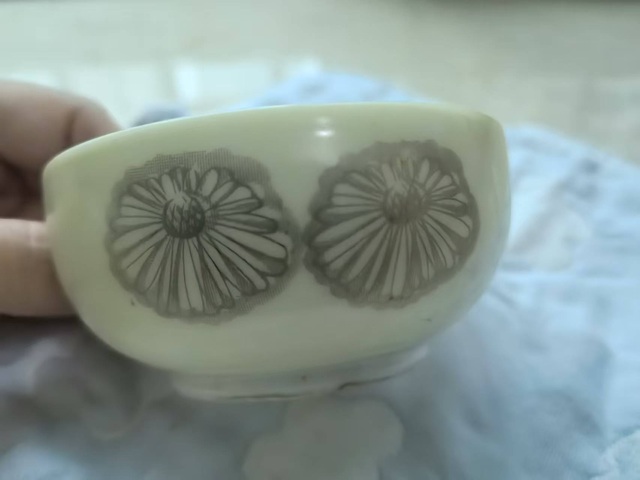 古玩陶瓷花卉紋碗真品鑒賞圖