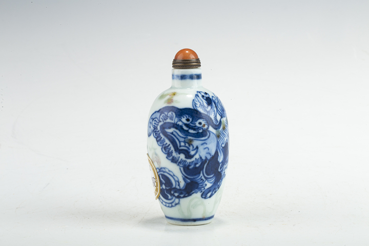 古玩陶瓷清晚·青花釉里紅獅子繡球紋鼻煙壺真品鑒賞圖