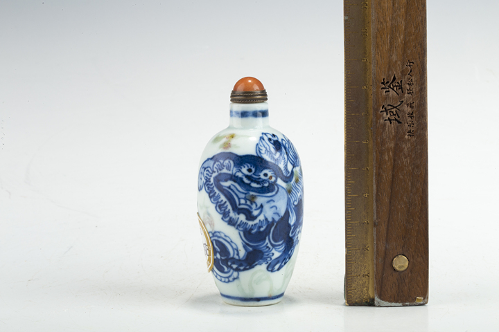 古玩陶瓷清晚·青花釉里紅獅子繡球紋鼻煙壺真品鑒賞圖