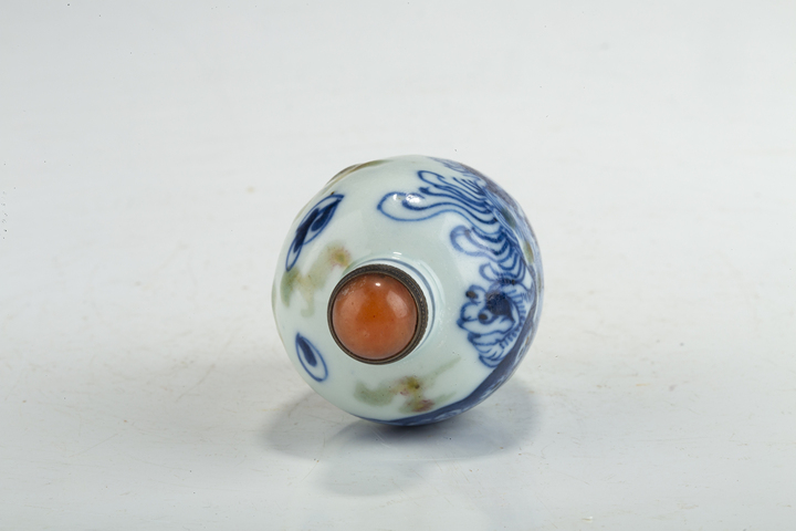 古玩陶瓷清晚·青花釉里紅獅子繡球紋鼻煙壺真品鑒賞圖