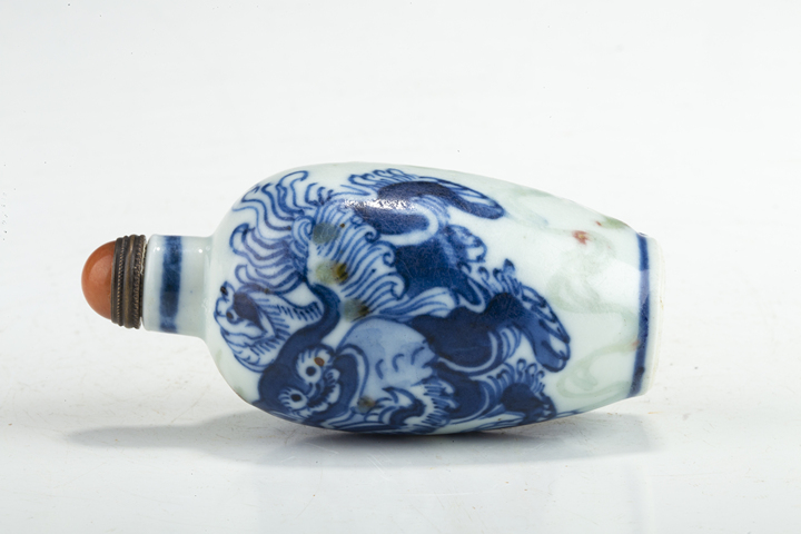 古玩陶瓷清晚·青花釉里紅獅子繡球紋鼻煙壺真品鑒賞圖
