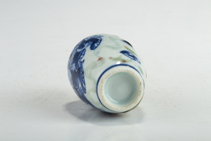 古玩陶瓷清晚·青花釉里紅獅子繡球紋鼻煙壺真品鑒賞圖