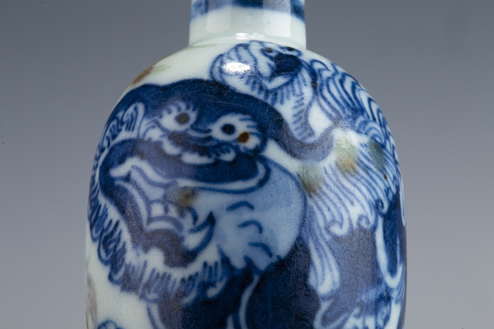 古玩陶瓷清晚·青花釉里紅獅子繡球紋鼻煙壺真品鑒賞圖