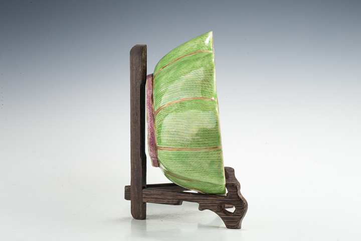 古玩陶瓷清咸豐·粉彩花蝶紋葉形碗真品鑒賞圖