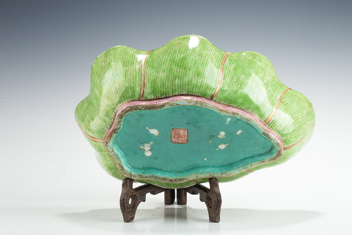 古玩陶瓷清咸豐·粉彩花蝶紋葉形碗真品鑒賞圖
