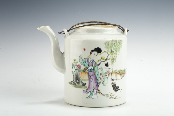 古玩陶瓷民國·粉彩仕女教子圖提梁壺真品鑒賞圖