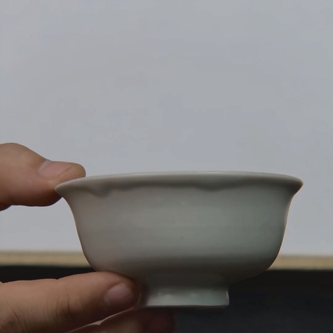 古玩陶瓷卵白釉壓手杯真品鑒賞圖