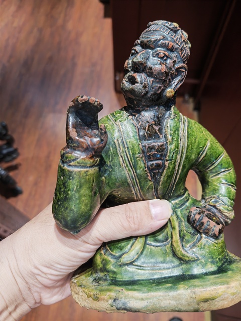 古玩陶瓷三彩人物俑真品鑒賞圖