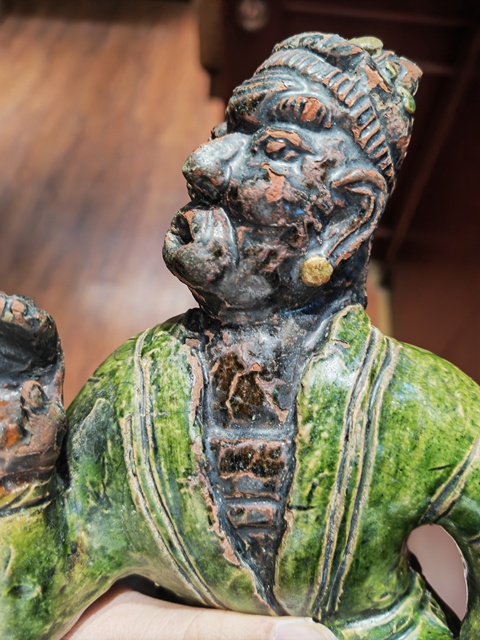 古玩陶瓷三彩人物俑真品鑒賞圖