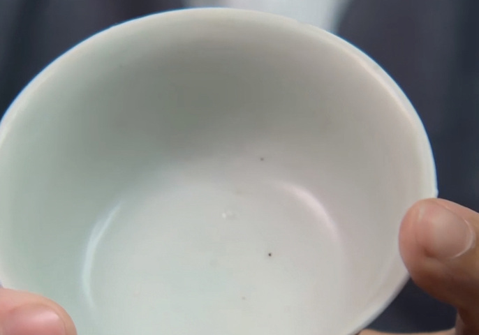 古玩陶瓷卵白釉壓手杯真品鑒賞圖