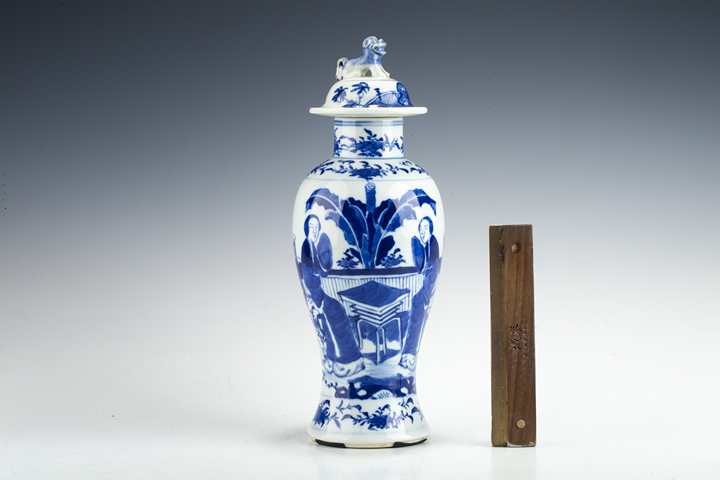 古玩陶瓷清晚·青花仕女教子圖獅鈕蓋瓶真品鑒賞圖