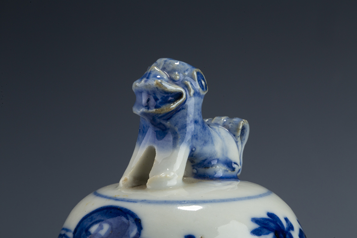 古玩陶瓷清晚·青花仕女教子圖獅鈕蓋瓶真品鑒賞圖