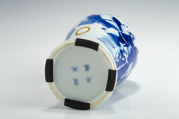 古玩陶瓷清晚·青花仕女教子圖獅鈕蓋瓶真品鑒賞圖