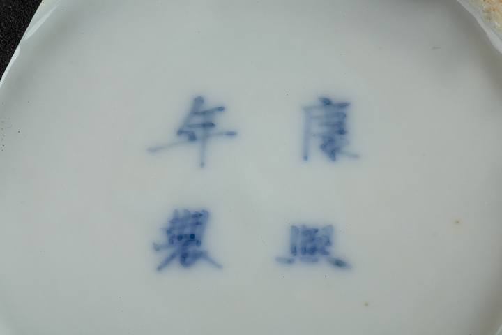 古玩陶瓷清晚·青花仕女教子圖獅鈕蓋瓶真品鑒賞圖