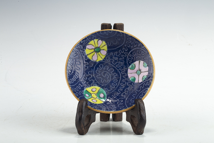 古玩陶瓷清中·藍(lán)地軋道粉彩皮球花紋小碟
真品鑒賞圖