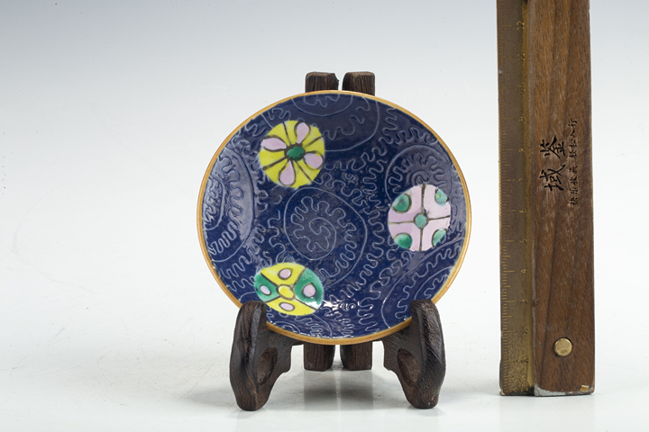 古玩陶瓷清中·藍(lán)地軋道粉彩皮球花紋小碟
真品鑒賞圖