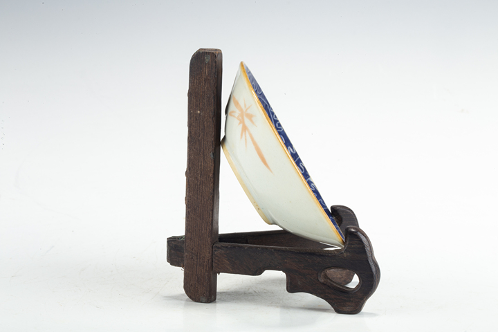 古玩陶瓷清中·藍(lán)地軋道粉彩皮球花紋小碟
真品鑒賞圖