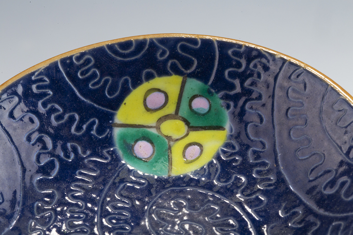 古玩陶瓷清中·藍(lán)地軋道粉彩皮球花紋小碟
真品鑒賞圖