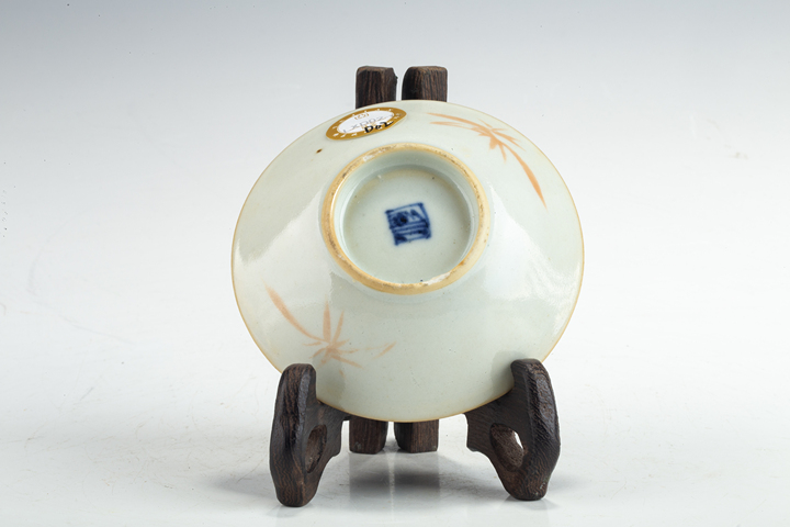 古玩陶瓷清中·藍(lán)地軋道粉彩皮球花紋小碟
真品鑒賞圖