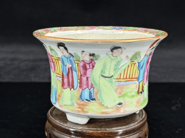 古玩陶瓷清中期廣彩人物故事菖蒲盆。真品鑒賞圖