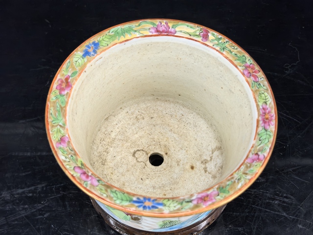 古玩陶瓷清中期廣彩人物故事菖蒲盆。真品鑒賞圖