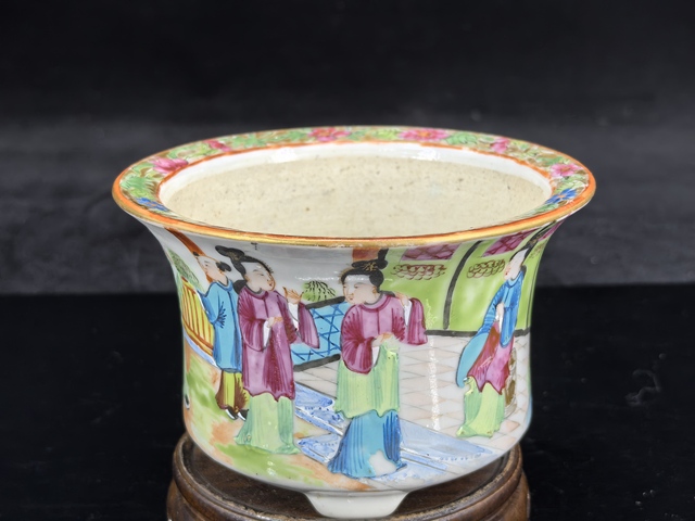 古玩陶瓷清中期廣彩人物故事菖蒲盆。真品鑒賞圖