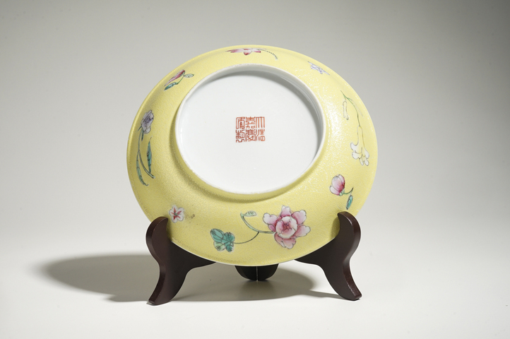 古玩陶瓷民國·黃地軋道粉彩花卉紋盤真品鑒賞圖