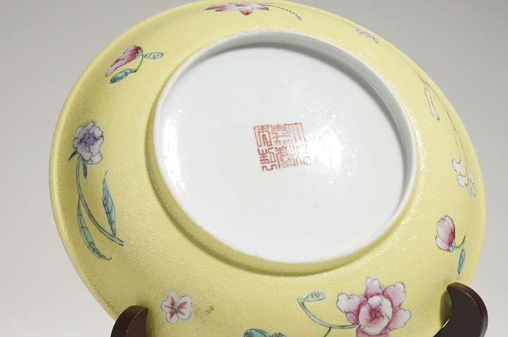 古玩陶瓷民國·黃地軋道粉彩花卉紋盤真品鑒賞圖