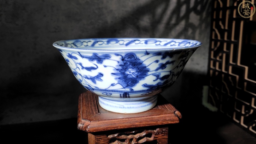 古玩陶瓷青花纏枝蓮紋碗真品鑒賞圖