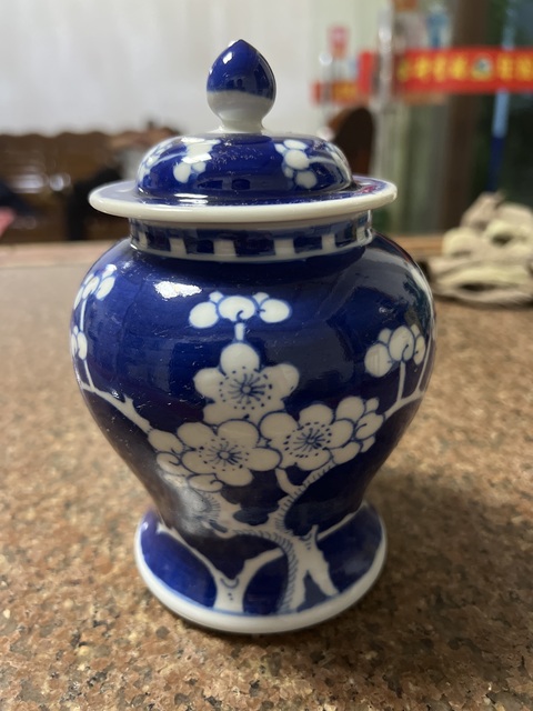 古玩陶瓷青花留白冰梅紋將軍罐真品鑒賞圖