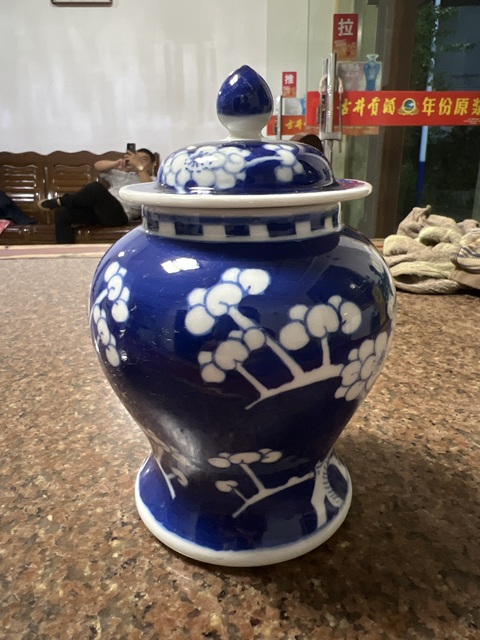 古玩陶瓷青花留白冰梅紋將軍罐真品鑒賞圖