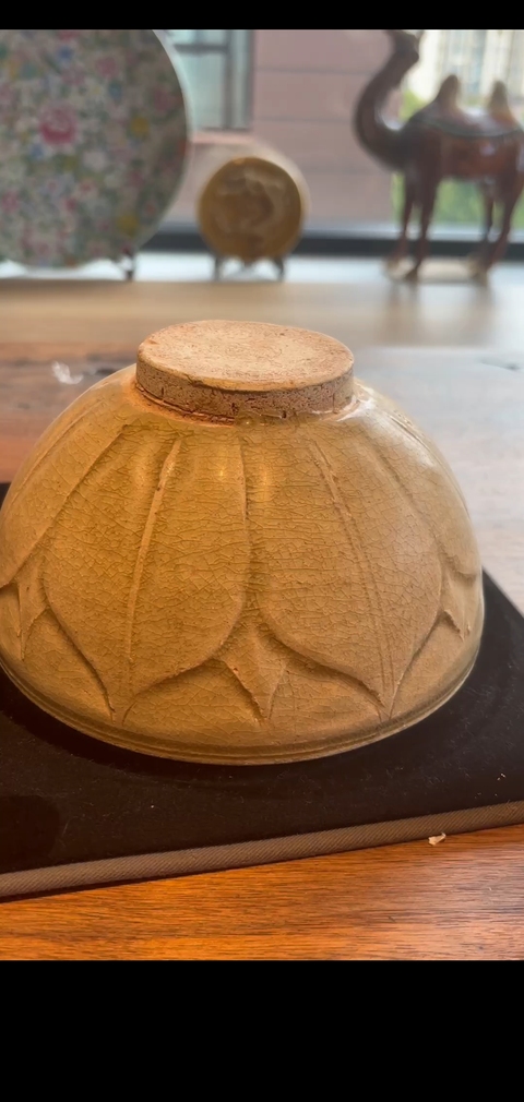 古玩陶瓷岳州窯青釉刻仰蓮紋碗真品鑒賞圖