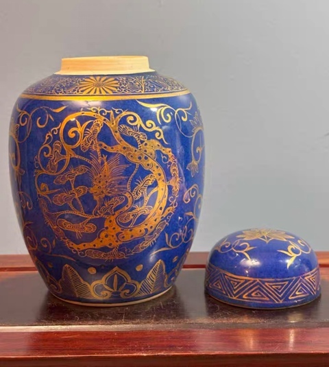 古玩陶瓷清晚期灑藍釉描金花卉龍紋罐拍賣，當(dāng)前價格5680元