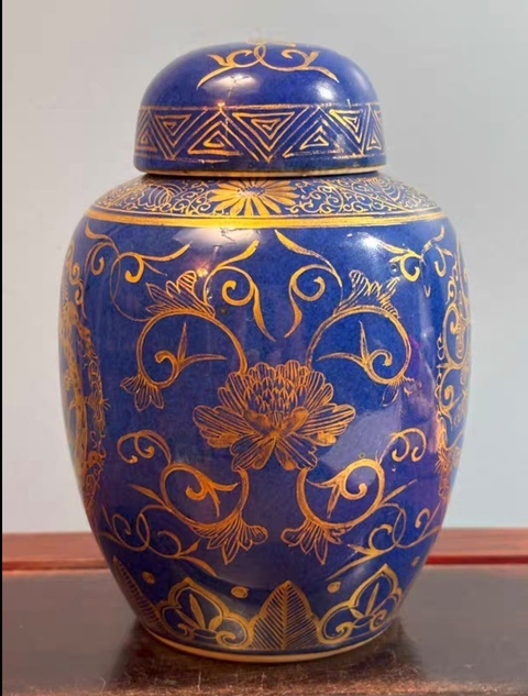 古玩陶瓷清晚期灑藍釉描金花卉龍紋罐拍賣，當(dāng)前價格5680元