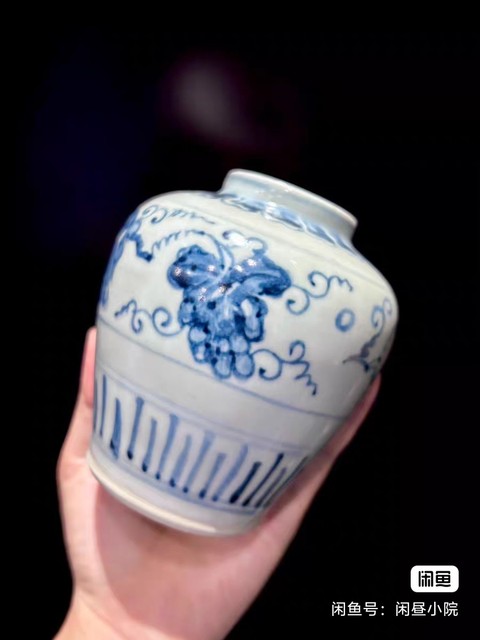 古玩陶瓷葡萄紋青花罐真品鑒賞圖